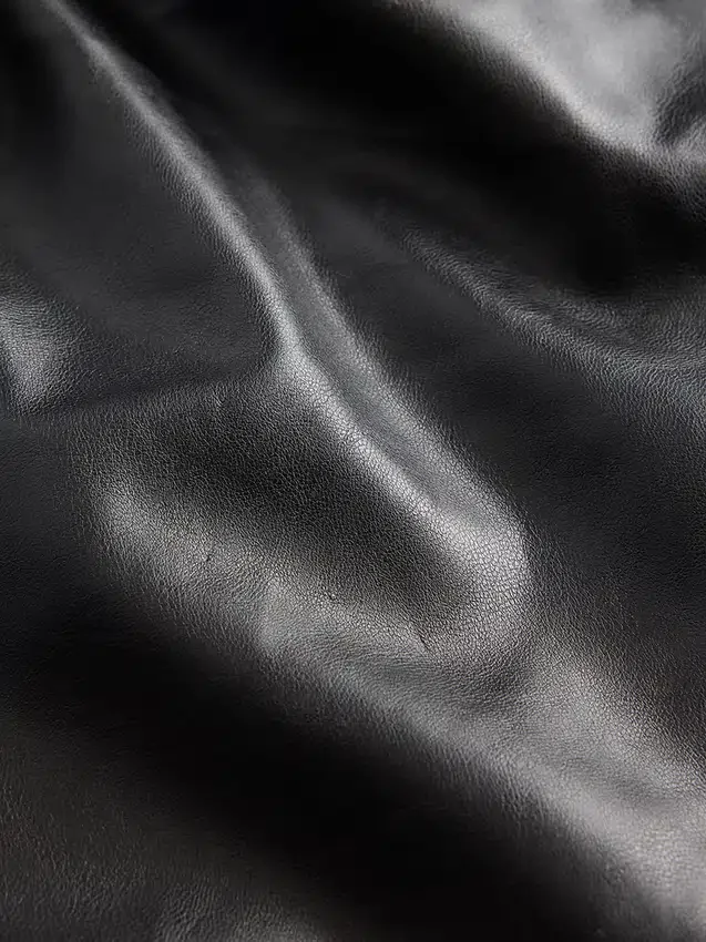 Pantalon long et ajusté en cuir vegan recyclé, taille basse