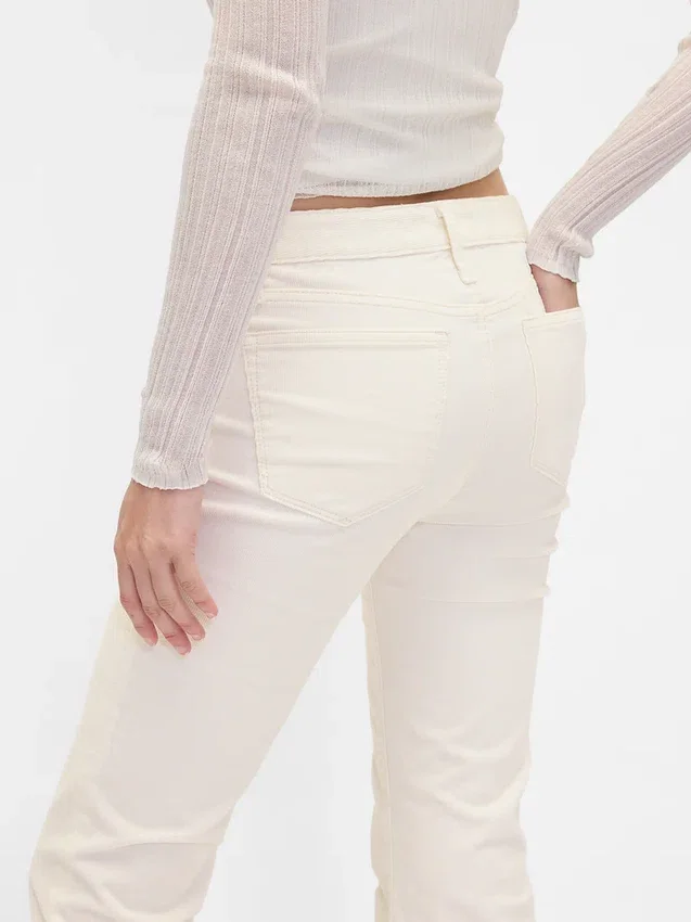 Pantalon long et ajusté en velours côtelé à taille basse