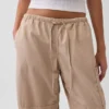 Pantalon utilitaire taille mi-haute en sergé, coupe « barrel »