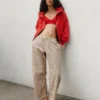 Pantalon utilitaire taille mi-haute en sergé, coupe « barrel »
