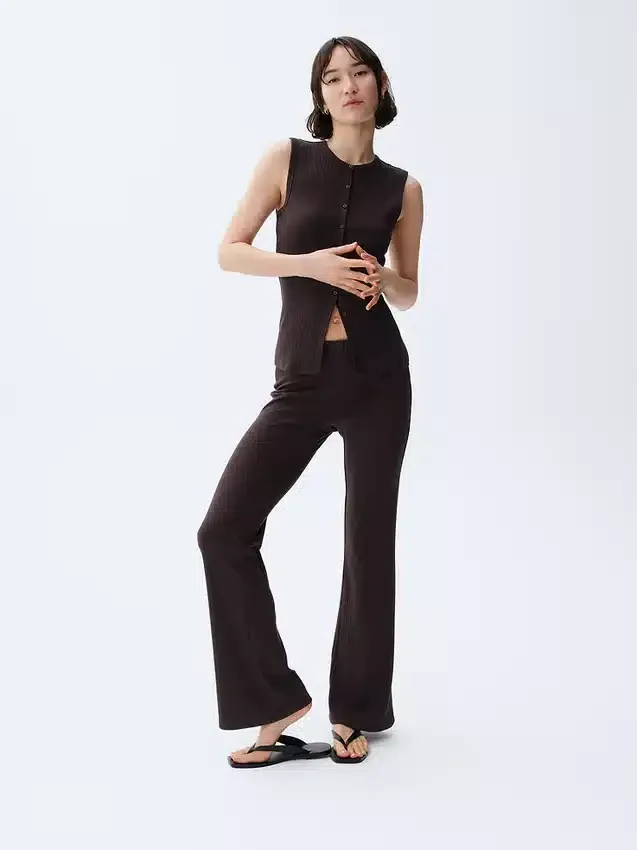 Pantalon évasé moderne à larges côtes