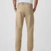 Pantalons kakis modernes à coupe fuselée