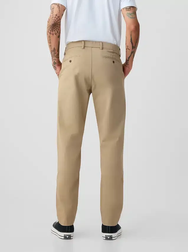 Pantalons kakis modernes à coupe fuselée
