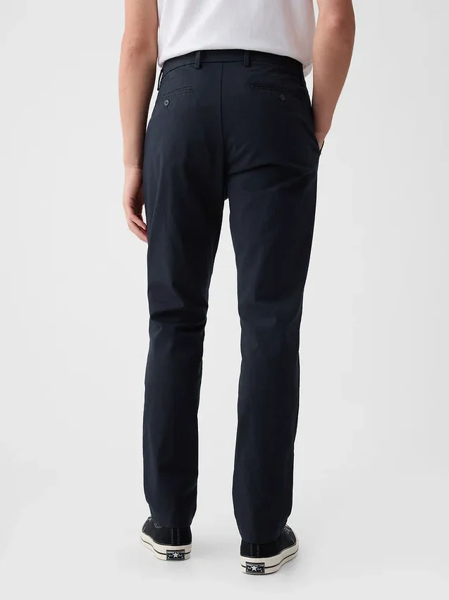 Pantalons kakis modernes à coupe fuselée