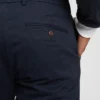 Pantalons kakis modernes à coupe fuselée