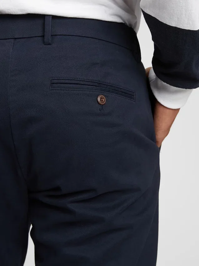 Pantalons kakis modernes à coupe fuselée