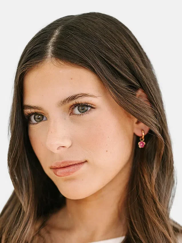 Pendentif « Fleur rose vif » de Pierced Co pour boucles d’oreilles Huggie