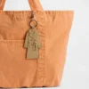 Pendentif pour sac « Trench-coat »