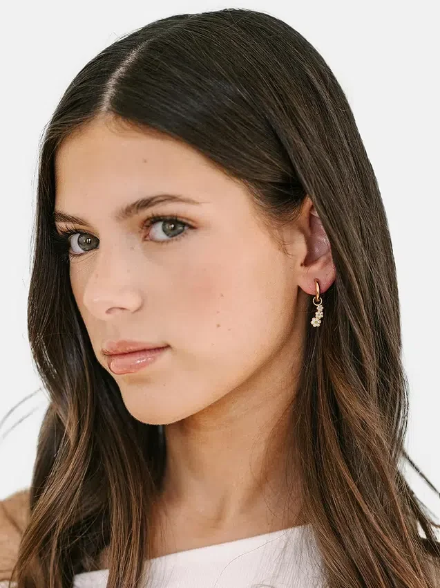 Pierced Co : breloque marguerite rampante pour boucles d’oreilles Huggie