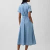 Robe chemise mi-longue en denim à nouer à la taille