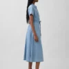 Robe chemise mi-longue en denim à nouer à la taille