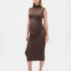 Robe de maternité moderne à col montant