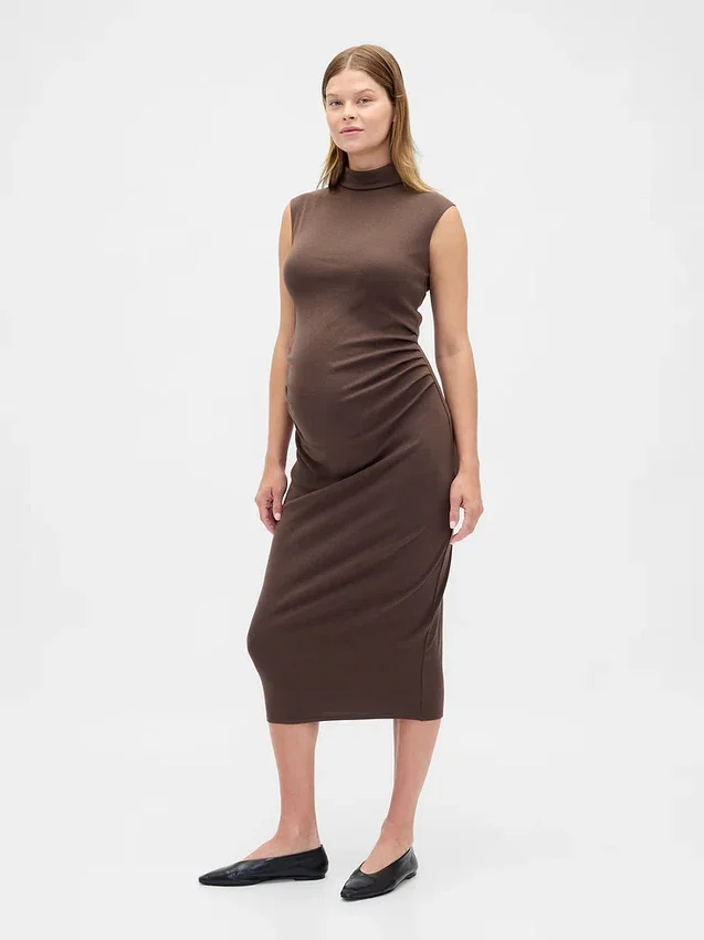 Robe de maternité moderne à col montant