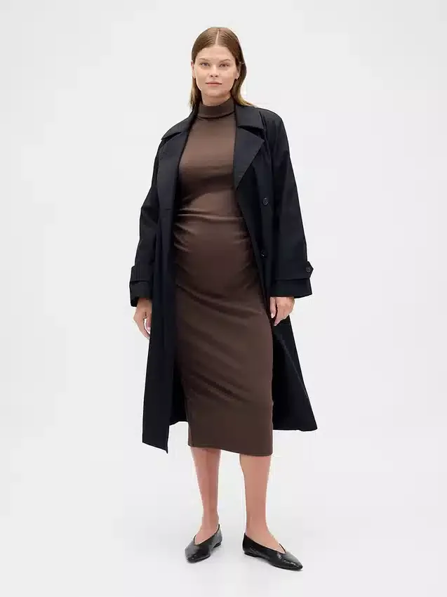 Robe de maternité moderne à col montant