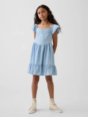 Robe en denim à manches flottantes et encolure en cœur