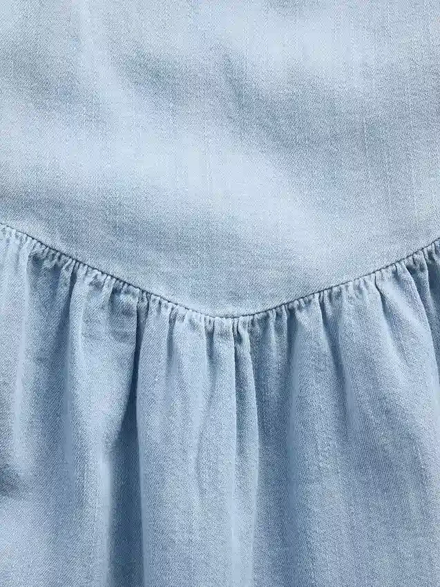Robe en denim à manches flottantes et encolure en cœur