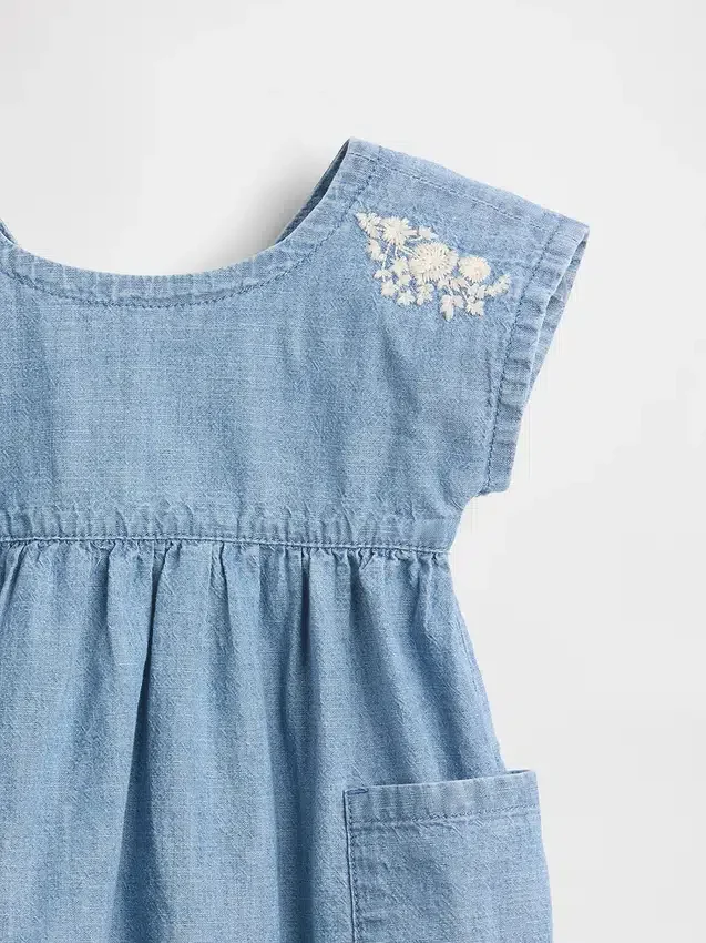 Robe en denim à poches brodée pour bébé