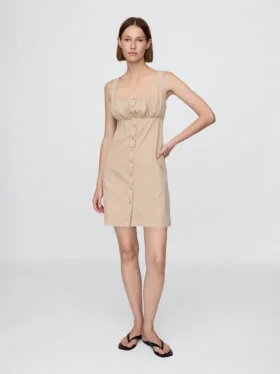 Robe froncée à boutons sur le devant
