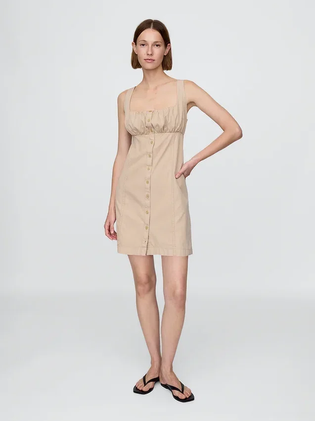 Robe froncée à boutons sur le devant