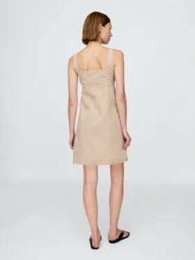 Robe froncée à boutons sur le devant