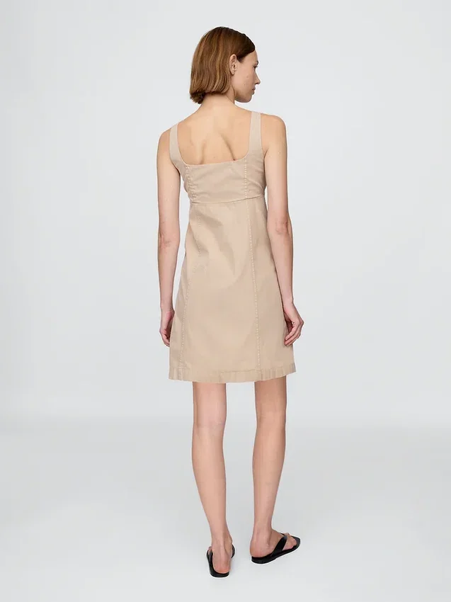 Robe froncée à boutons sur le devant