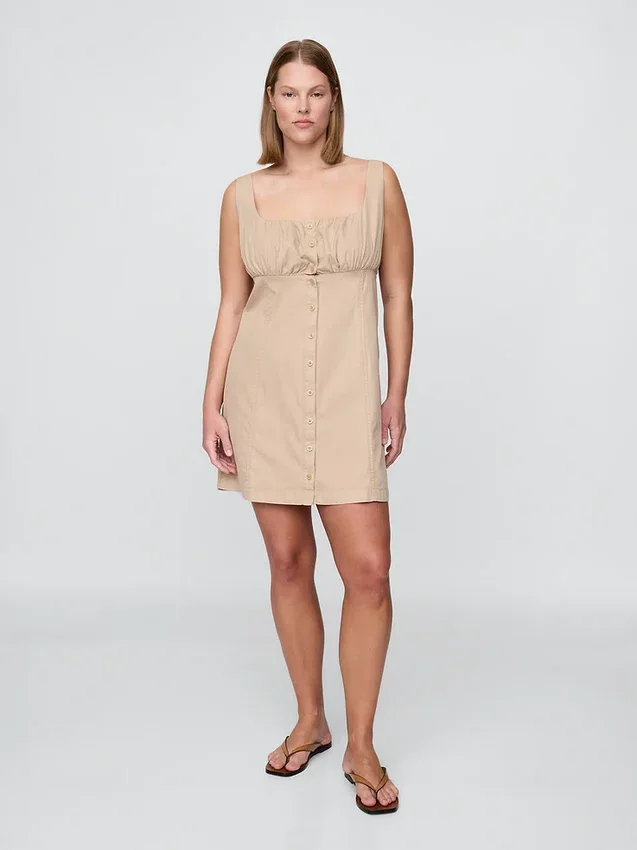 Robe froncée à boutons sur le devant