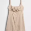 Robe froncée à boutons sur le devant