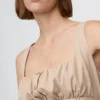 Robe froncée à boutons sur le devant