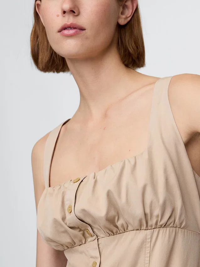 Robe froncée à boutons sur le devant