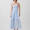 Robe longue à boutons sur le devant, bordée de dentelle