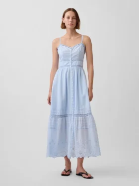Robe longue à boutons sur le devant, bordée de dentelle