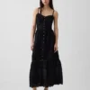 Robe longue à boutons sur le devant, bordée de dentelle