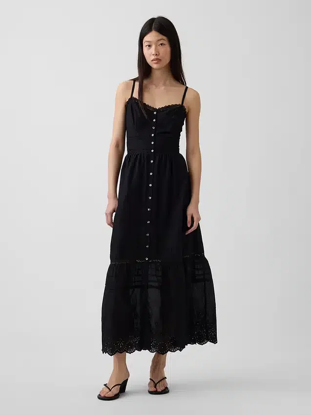 Robe longue à boutons sur le devant, bordée de dentelle