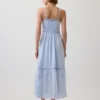 Robe longue à boutons sur le devant, bordée de dentelle