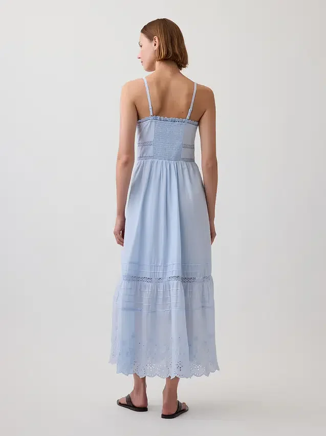 Robe longue à boutons sur le devant, bordée de dentelle