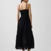 Robe longue à boutons sur le devant, bordée de dentelle