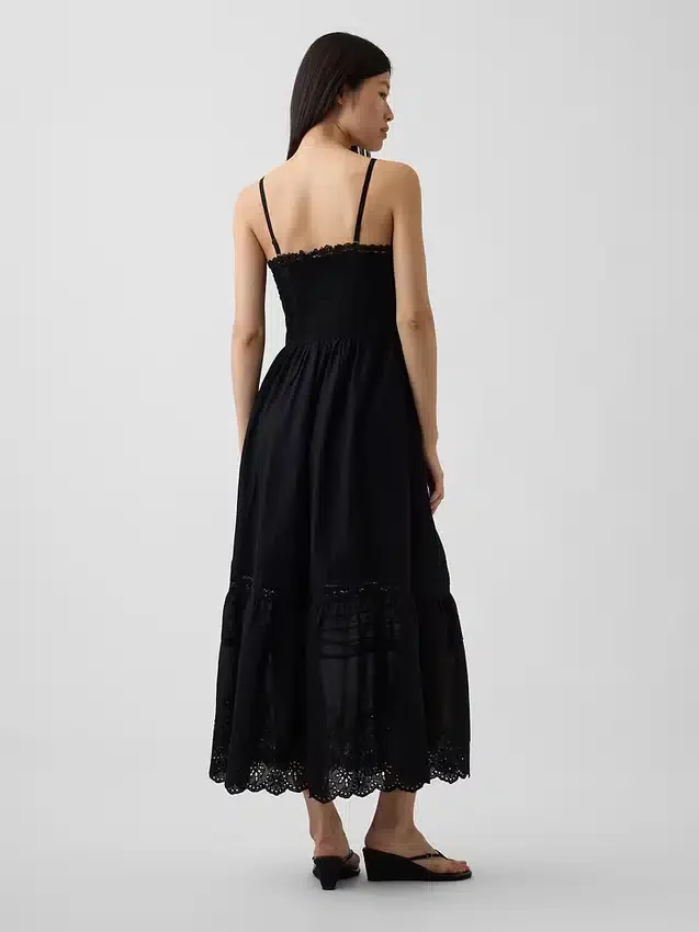 Robe longue à boutons sur le devant, bordée de dentelle