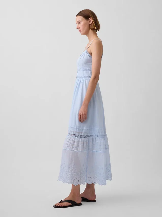 Robe longue à boutons sur le devant, bordée de dentelle