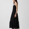 Robe longue à boutons sur le devant, bordée de dentelle