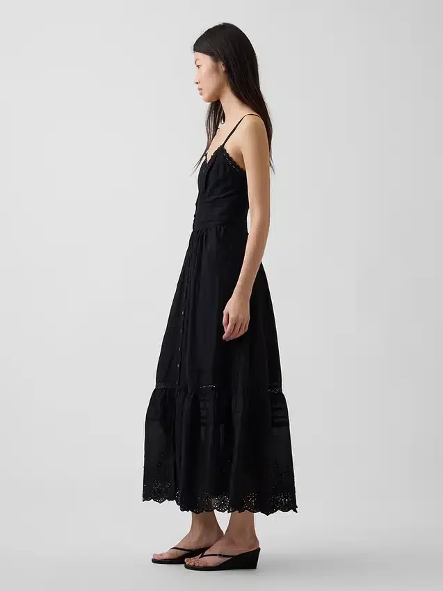 Robe longue à boutons sur le devant, bordée de dentelle