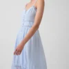Robe longue à boutons sur le devant, bordée de dentelle