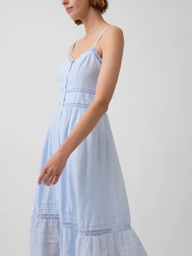 Robe longue à boutons sur le devant, bordée de dentelle