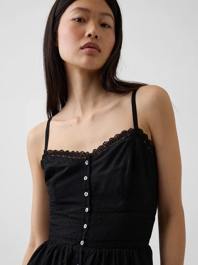 Robe longue à boutons sur le devant, bordée de dentelle