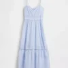 Robe longue à boutons sur le devant, bordée de dentelle
