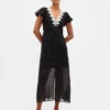 Robe longue à col en V bordée de dentelle
