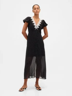 Robe longue à col en V bordée de dentelle