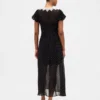 Robe longue à col en V bordée de dentelle