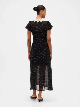 Robe longue à col en V bordée de dentelle