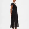 Robe longue à col en V bordée de dentelle