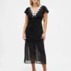 Robe longue à col en V bordée de dentelle